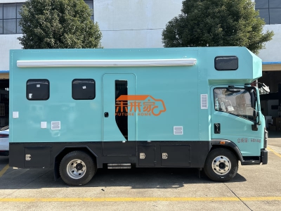 重汽豪沃大空間旅居式房車